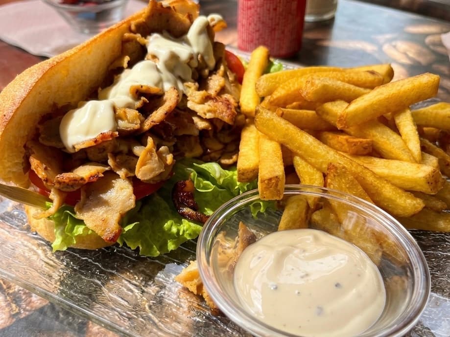 Kebab servi avec crudités